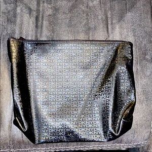 DKNY MAKE UP BAG/WASH BAG
